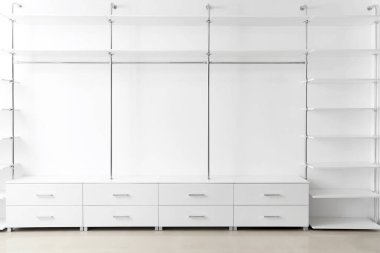 Modern gardıroptaki boş raflar ve çekmeceler