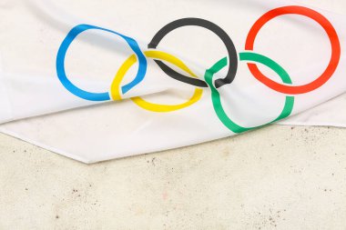 Beyaz arkaplanda Olimpiyat bayrağı