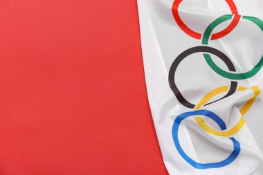 Kırmızı arkaplanda Olimpiyat bayrağı