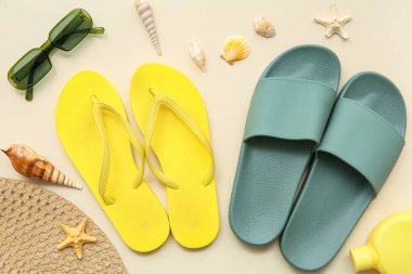 Renkli deniz kabukları, plaj aksesuarları ve deniz kabukları içeren kompozisyon