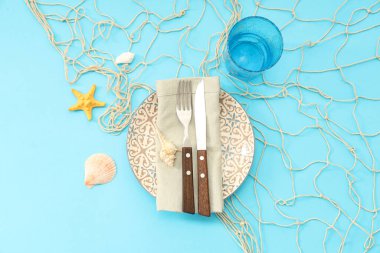 Deniz kabukları, denizyıldızı ve mavi arka planda ağ ile güzel bir masa.