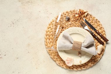 Bej grunge arka planda deniz kabukları ile güzel masa ayarları