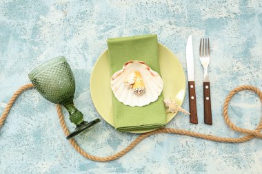 Deniz kabukları ve mavi grunge arka planda halat ile güzel masa ayarları