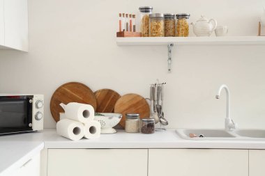 Mutfaktaki masada kesme tahtaları olan kağıt havlu ruloları.