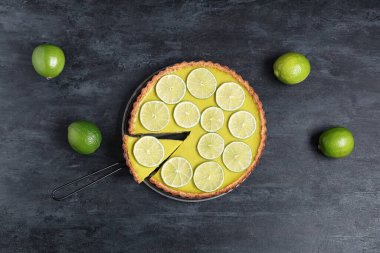 Siyah arka planda lezzetli limonlu tart.