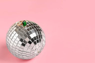 Pembe arka planda güzel bir halka ve disko topu