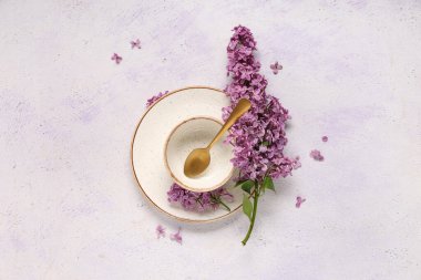 Grunge arka planında leylak çiçekleri olan güzel masa ayarları