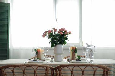 Restorandaki düğün kutlaması için güzel bir masa.