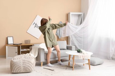 Deprem sırasında evde korkmuş bir kadın vardı.