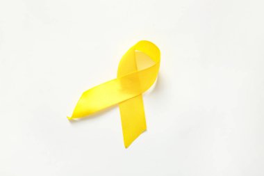 Beyaz arka planda sarı kurdele. Sarkoma konsepti.