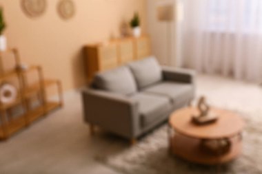 Oturma odasında dekor olan sehpanın yanındaki rahat kanepe. Bulanık görünüm