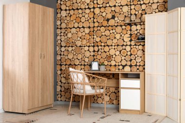 Katlanan ekran, işyeri ve koltuklu şık bir oda