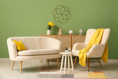 Rahat kanepesi, koltuğu, sehpası ve ekoseli modern oturma odası.