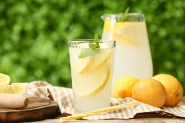 Dışarıdaki ahşap masada naneli taze limonata.