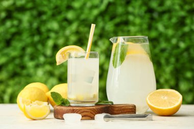 Dışarıdaki beyaz masada nane şekerli taze limonata.