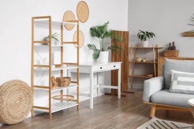 Katlanan ekran, tablo ve raf üniteli oturma odasının içi