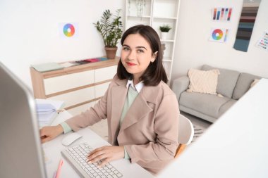 Ofiste bilgisayarla çalışan güzel bir iç mimar.