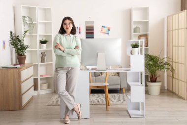 Ofisteki güzel iç mimar portresi