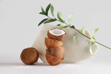 Beyaz arka planda taze hindistan cevizi ve yapraklar.