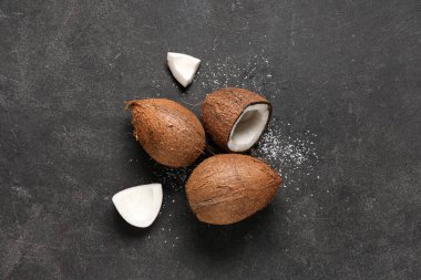 Siyah arkaplanda taze hindistan cevizleri