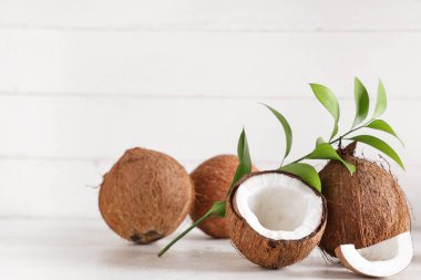 Beyaz masada taze hindistan cevizi ve yapraklar