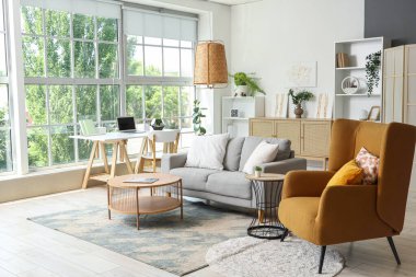 Kanepesi, masası ve tablosu olan şık bir oturma odası.