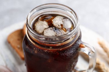 Mason kavanoz lezzetli kvass gri arka planda