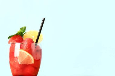 Turkuazda naneli taze karpuz limonatası.