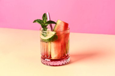 Limonlu taze karpuz limonatası ve sarı masada nane şekeri.