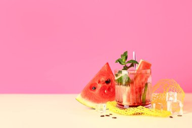 Limonlu taze karpuz limonatası ve sarı masada nane şekeri.