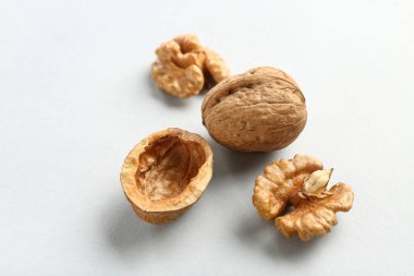 Beyaz zemin üzerine lezzetli ceviz