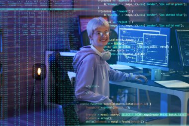 Kadın programcı gece ofiste oturuyor.