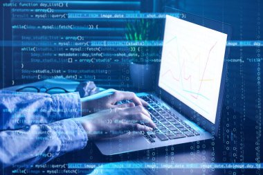 Ofisin sonlarında dizüstü bilgisayarda yazan kadın programcı