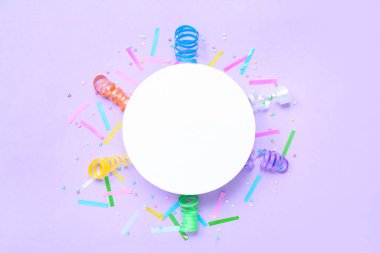 Yılanlı boş kart ve leylak arkaplanlı konfeti.