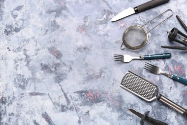 Mavi arka planda farklı mutfak aletleri