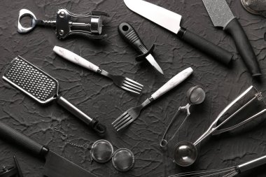 Siyah arkaplanda farklı mutfak aletleri