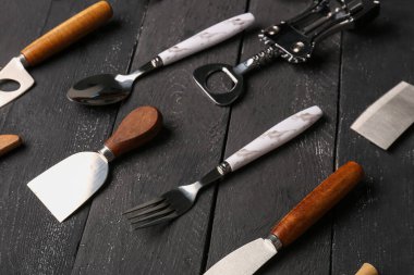 Siyah ahşap arka planda farklı mutfak aletleri