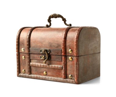 Beyaz arka planda saklı hazineleri olan eski sandık.