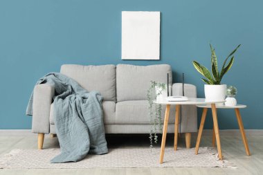 Oturma odasının içinde kanepe ve kablosuz ağ yönlendiricisi var.