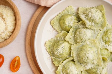 Beyaz arka planda peynirli lezzetli ravioli tabağı, yakın plan.