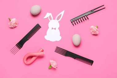 Çiçekli kuaför aksesuarları, pembe arka planda yumurta ve tavşan.