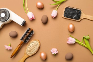 Laleli kuaför aksesuarları ve açık kahverengi arka planda Paskalya yumurtaları.