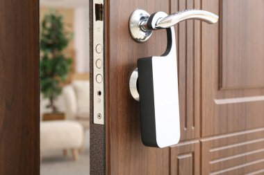 Koyu ahşap kapı ve otel odasındaki askıyla açıldı.