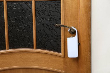 Pencereli kapı, otel odasındaki askıyla korunuyor.