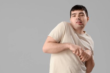 Hafif arka planda genç bir adam. Ulusal Beyin Felci Farkındalığı Ayı