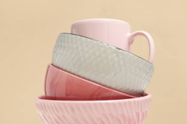 Bej arkaplanda bir takım temiz sofra takımı