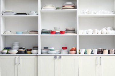 Mutfakta temiz sofra takımı olan beyaz tezgah, yakın plan.