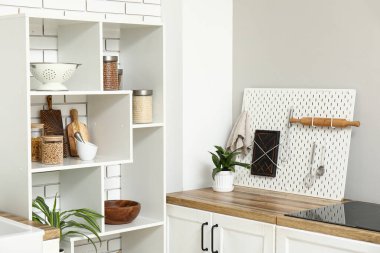 Tahta ve mutfak gereçleri olan şık bir mutfak.