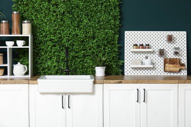 Tahta ve mutfak eşyalarıyla şık bir mutfak.