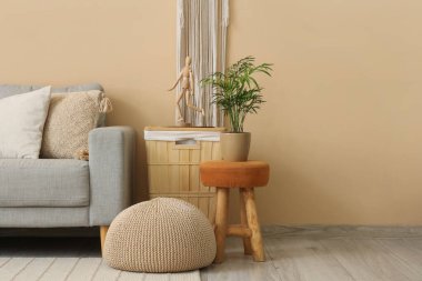 Konforlu kanepe ve dekorasyonlu bir oturma odası.